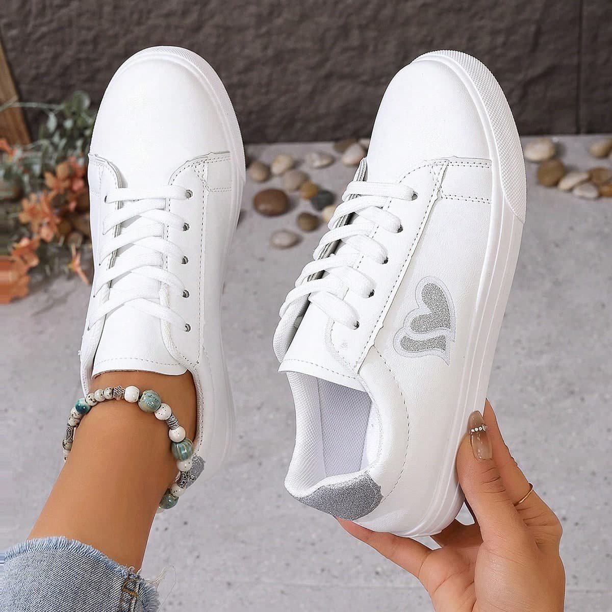 Nouvelles chaussures plates blanches pour femmes, confortables, Ã lacets de forme de coeur, Ã la mode, simples et polyvalentes