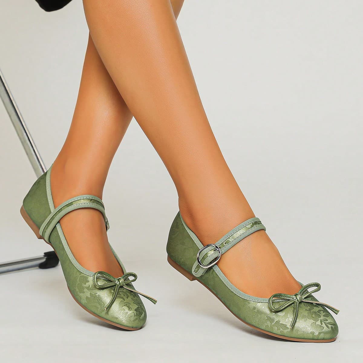 Nouvelles chaussures plates pour femmes style Mary Jane d'extérieur 2024 avec sangle et boucle et tissu à imprimé animal, légères et confortables