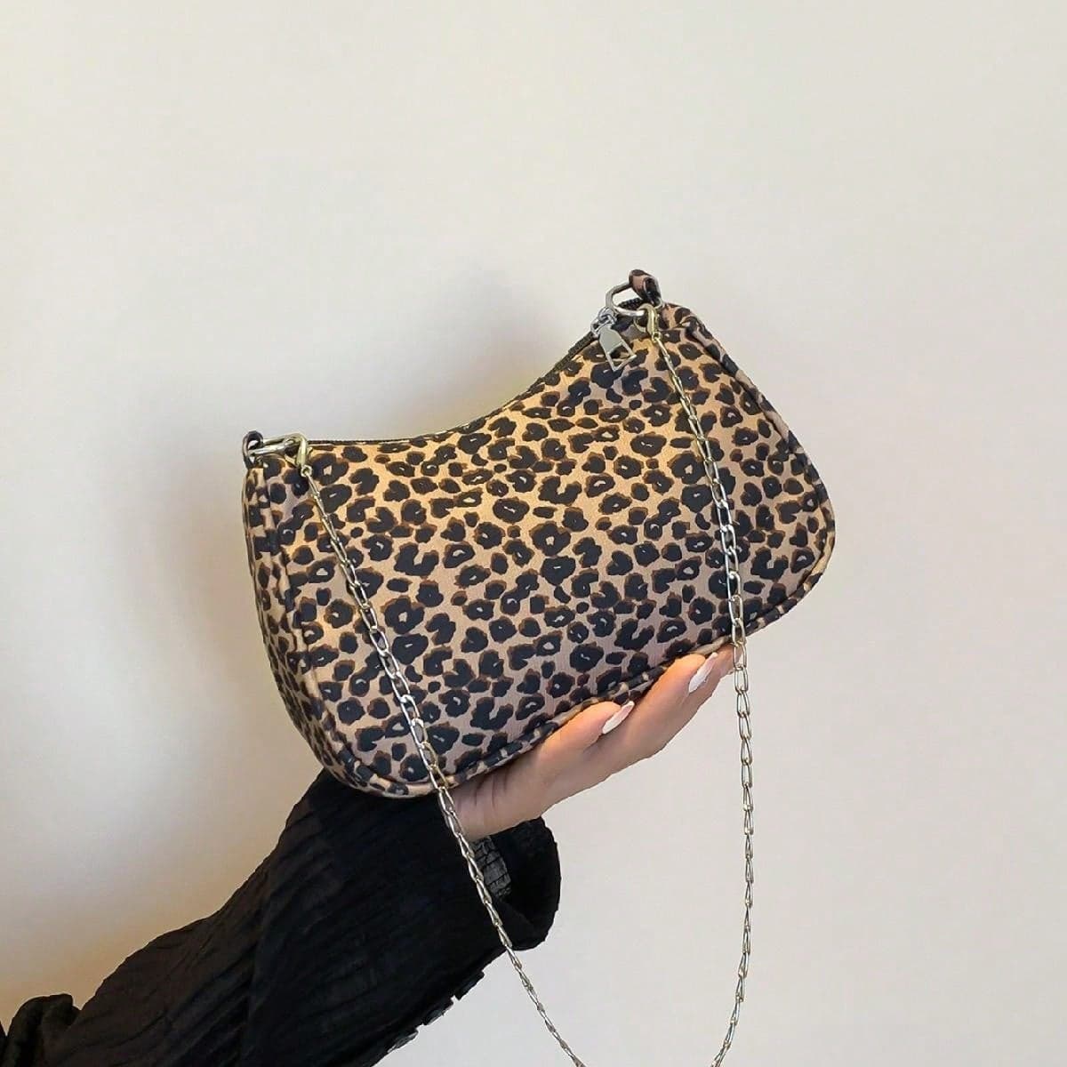 Nouveau sac baguette à une épaule, sous le bras, polyvalent pour dames avec une nouvelle chaîne en métal à motif léopard pour épaule et prise en